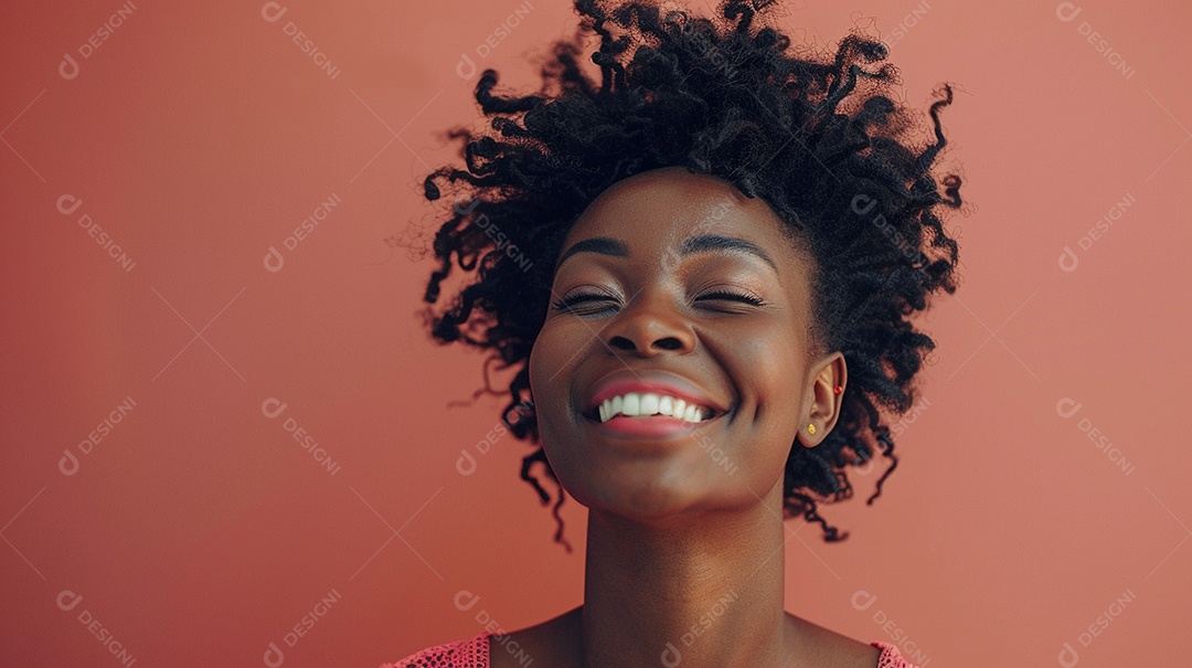 Mulher negra feliz tomando café, sorrindo, relaxamento, felicidade, diversão