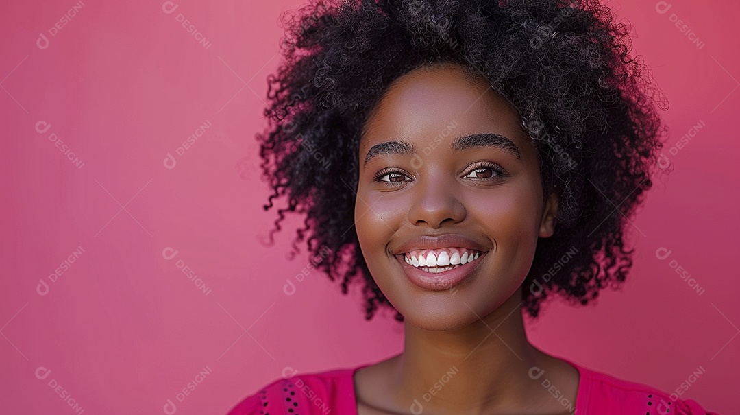 Mulher negra feliz tomando café, sorrindo, relaxamento, felicidade, diversão