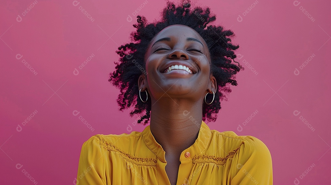 Mulher negra feliz tomando café, sorrindo, relaxamento, felicidade, diversão