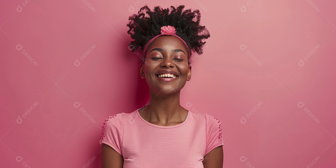 Mulher negra feliz tomando café, sorrindo, relaxamento, felicidade, diversão