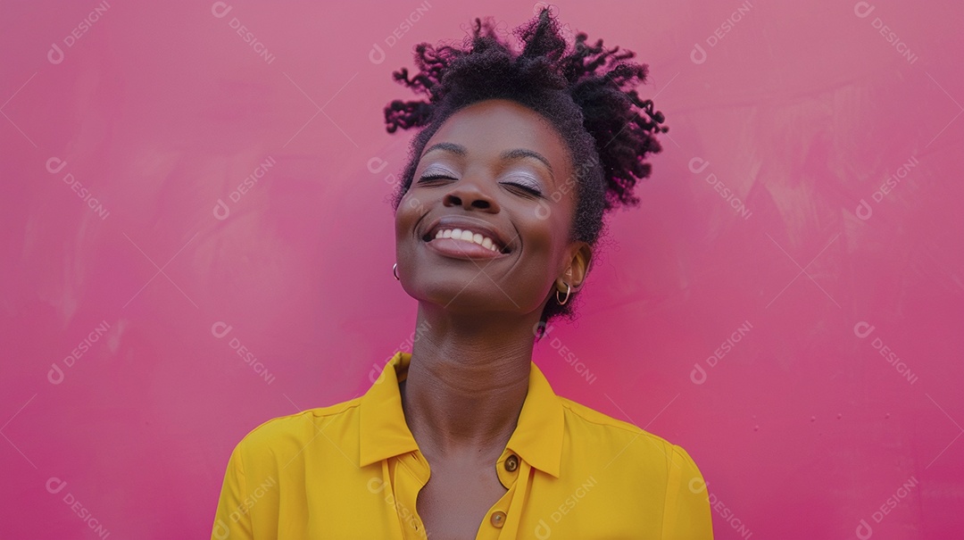Mulher negra feliz tomando café, sorrindo, relaxamento, felicidade, diversão