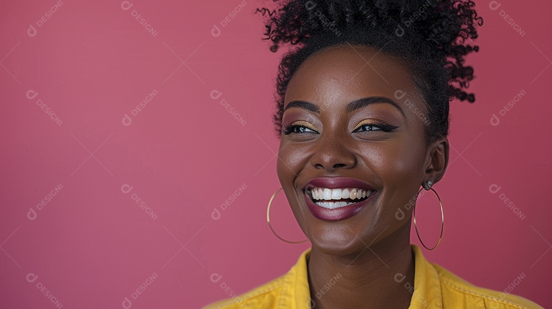 Mulher negra feliz tomando café, sorrindo, relaxamento, felicidade, diversão