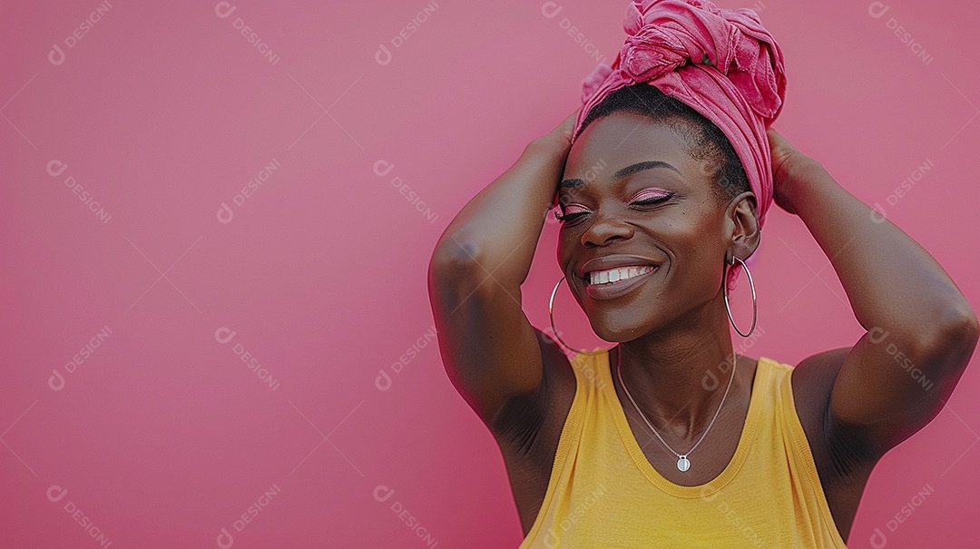 Mulher negra feliz tomando café, sorrindo, relaxamento, felicidade, diversão