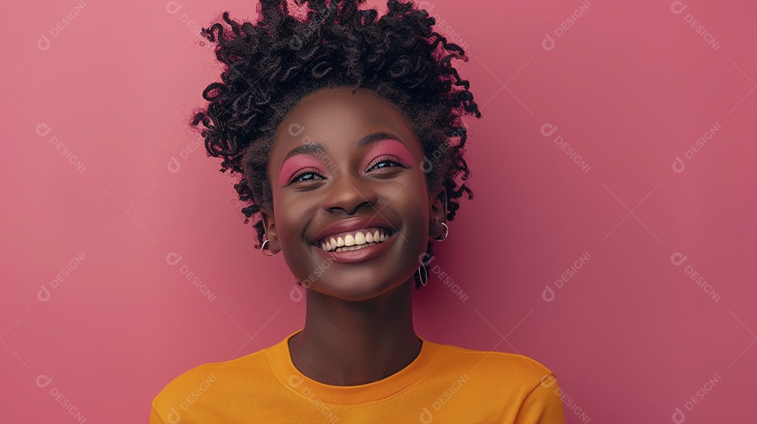 Mulher negra feliz tomando café, sorrindo, relaxamento, felicidade, diversão