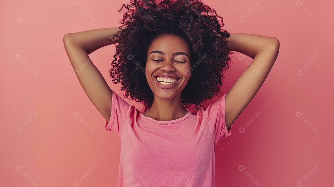 Mulher negra feliz tomando café, sorrindo, relaxamento, felicidade, diversão