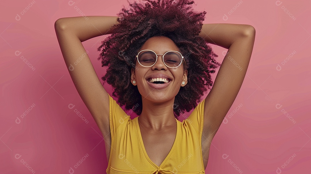 Mulher negra feliz tomando café, sorrindo, relaxamento, felicidade, diversão