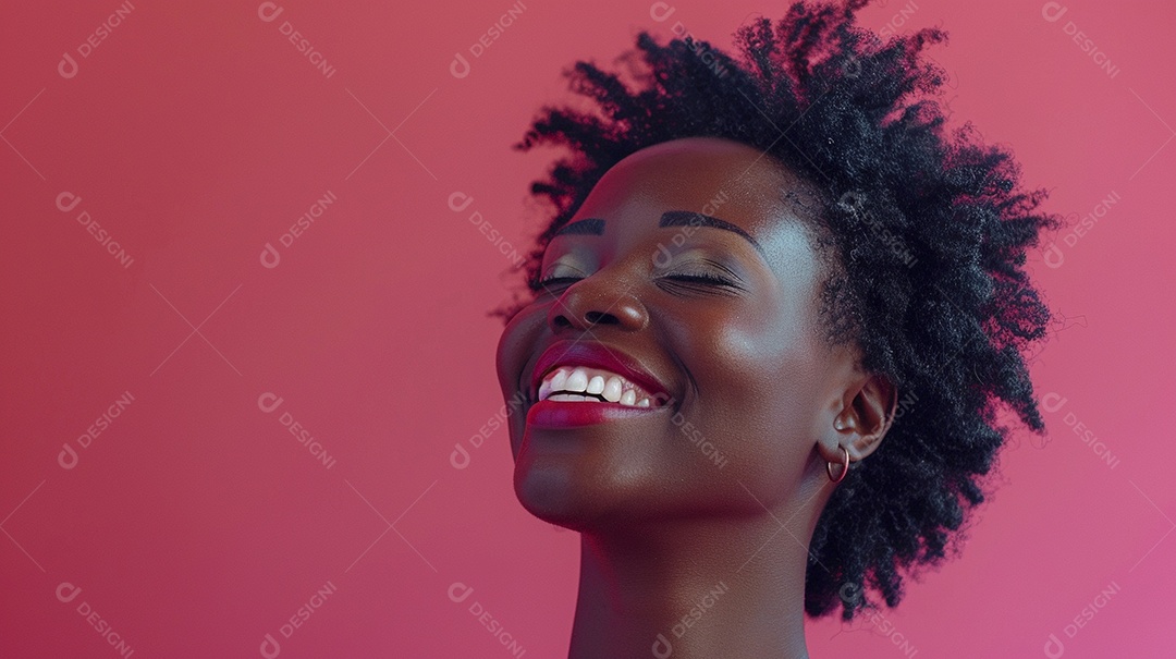 Mulher negra feliz tomando café, sorrindo, relaxamento, felicidade, diversão