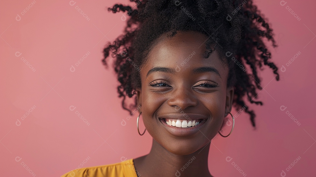 Mulher negra feliz tomando café, sorrindo, relaxamento, felicidade, diversão