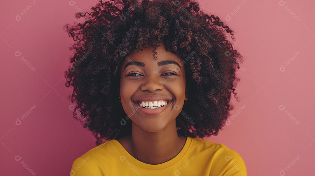 Mulher negra feliz tomando café, sorrindo, relaxamento, felicidade, diversão