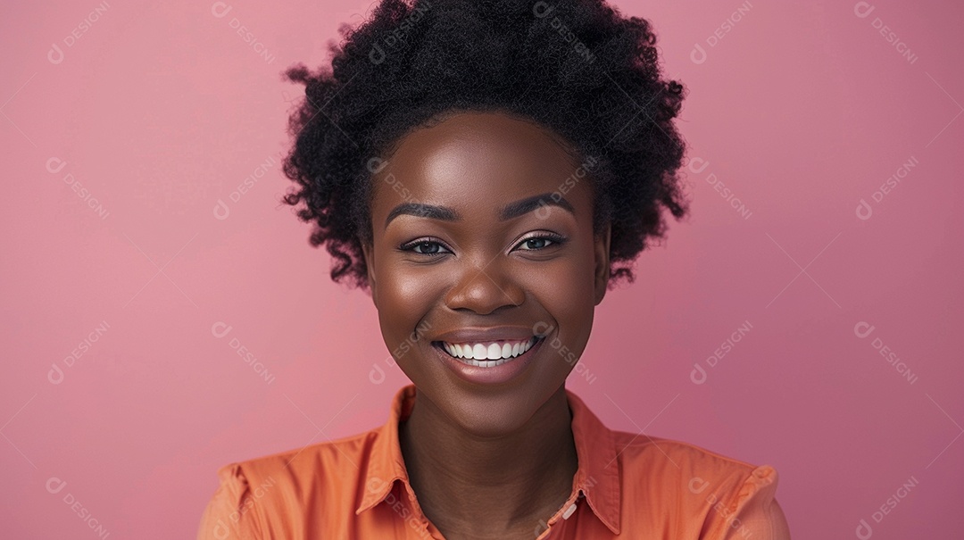 Mulher negra feliz tomando café, sorrindo, relaxamento, felicidade, diversão