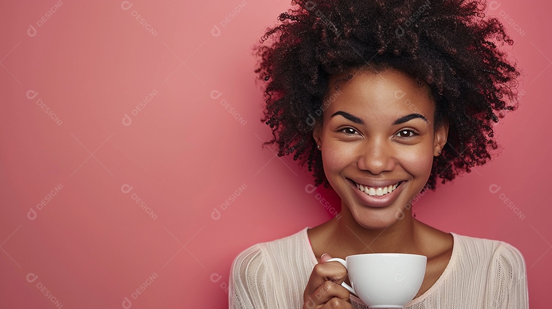 Mulher negra feliz tomando café, sorrindo, relaxamento, felicidade, diversão