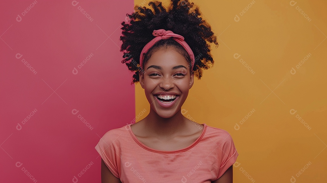 Mulher negra feliz tomando café, sorrindo, relaxamento, felicidade, diversão