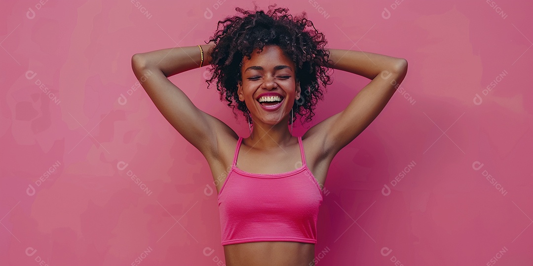 Mulher negra feliz tomando café, sorrindo, relaxamento, felicidade, diversão