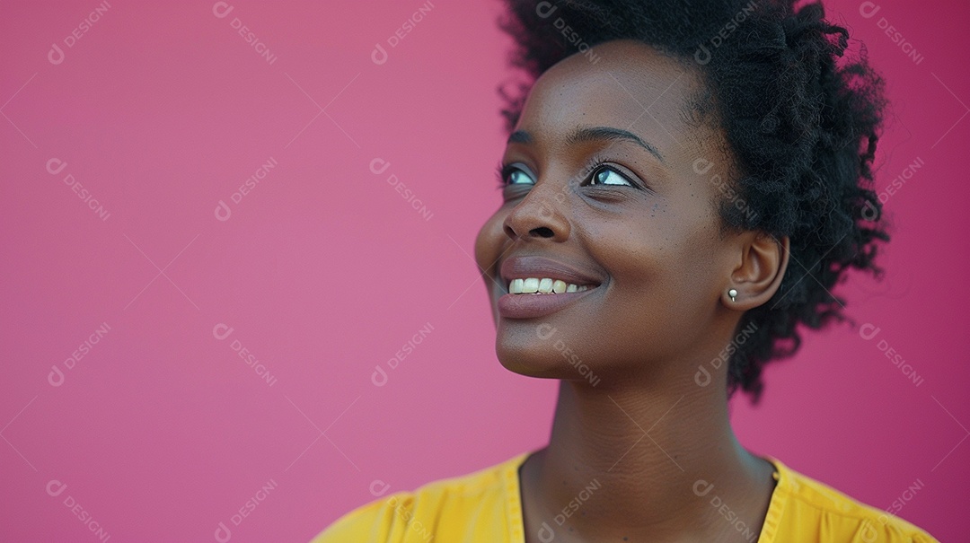 Mulher negra feliz tomando café, sorrindo, relaxamento, felicidade, diversão