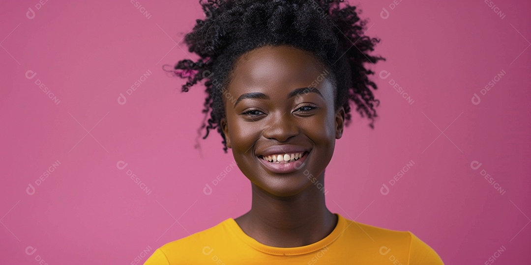 Mulher negra feliz tomando café, sorrindo, relaxamento, felicidade, diversão