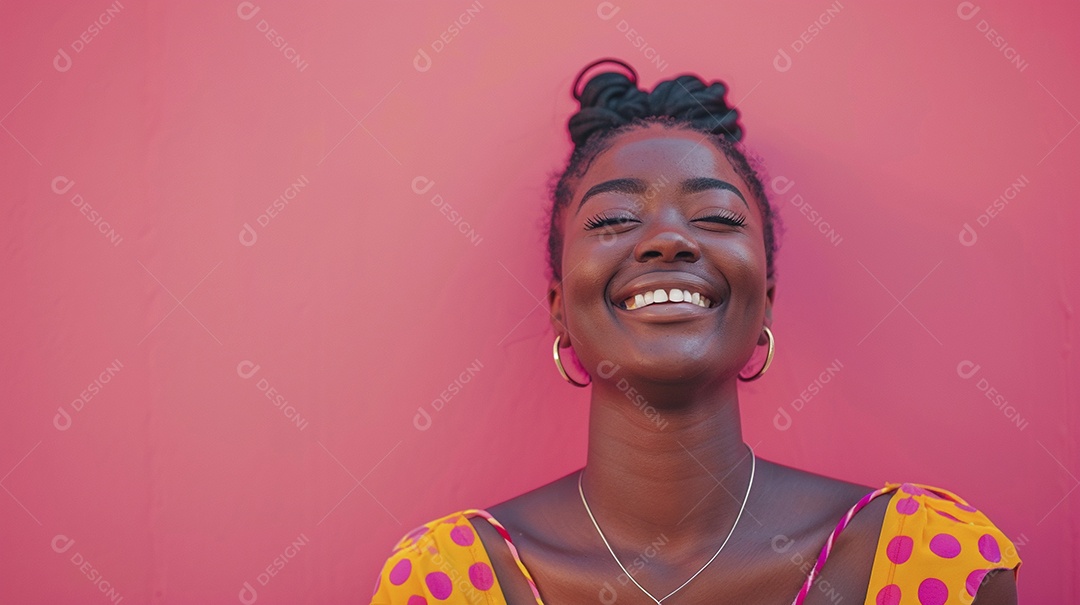 Mulher negra feliz tomando café, sorrindo, relaxamento, felicidade, diversão