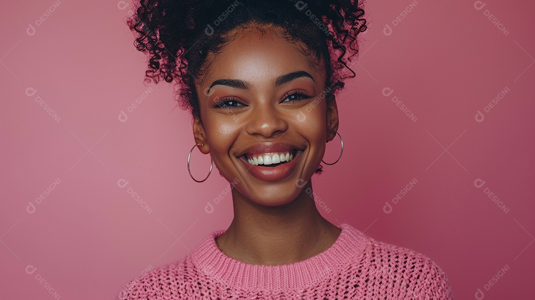 Mulher negra feliz tomando café, sorrindo, relaxamento, felicidade, diversão