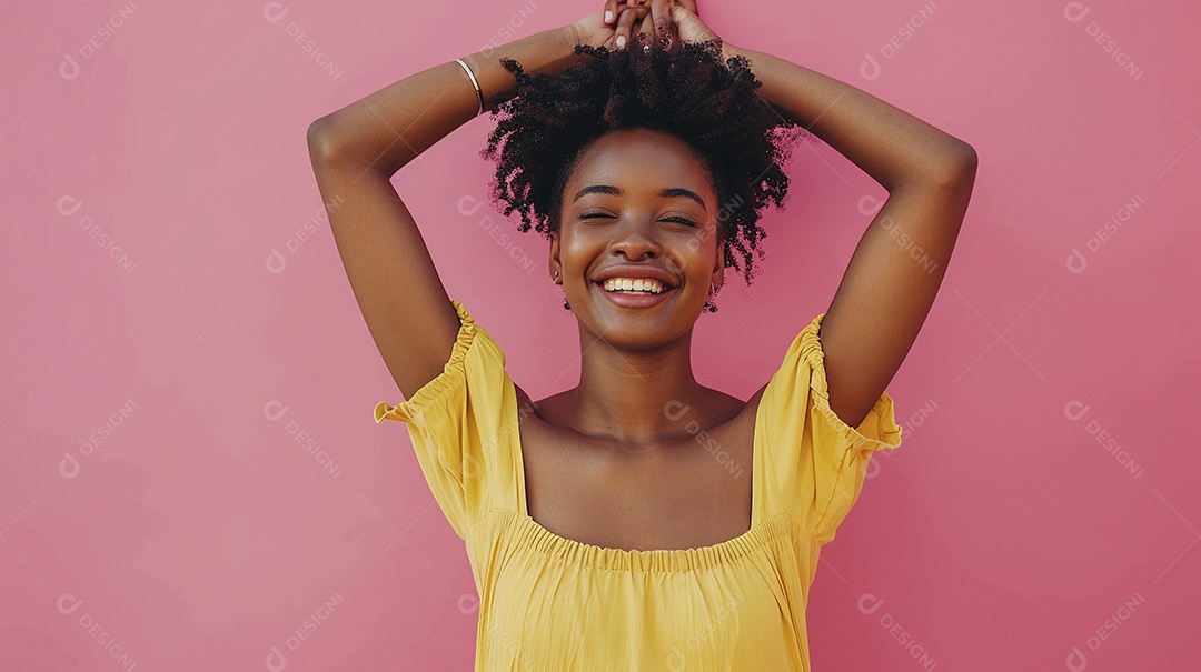 Mulher negra feliz tomando café, sorrindo, relaxamento, felicidade, diversão