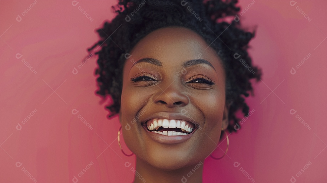 Mulher negra feliz tomando café, sorrindo, relaxamento, felicidade, diversão