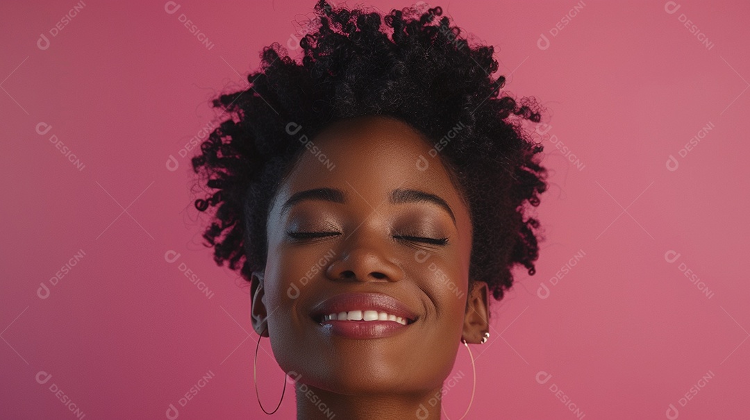 Mulher negra feliz tomando café, sorrindo, relaxamento, felicidade, diversão