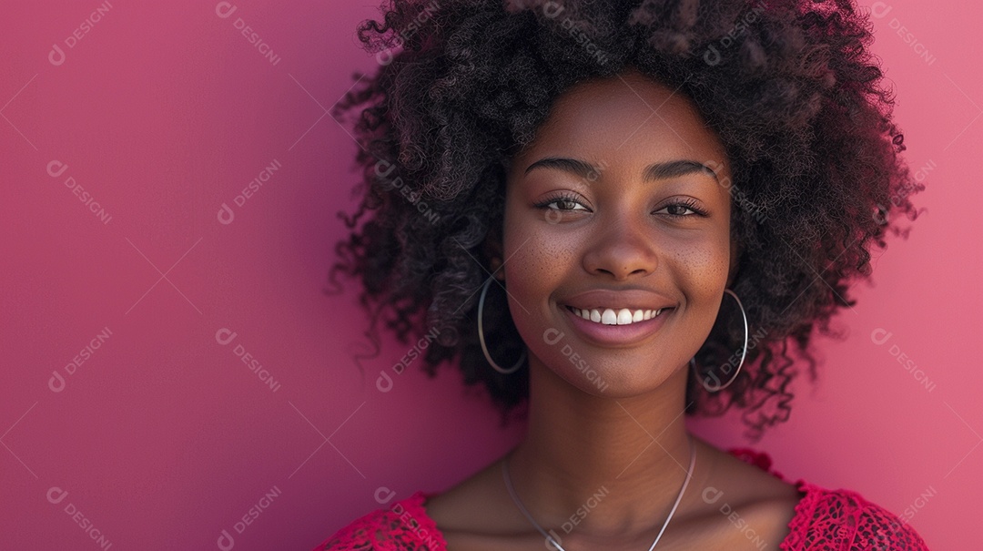 Mulher negra feliz tomando café, sorrindo, relaxamento, felicidade, diversão