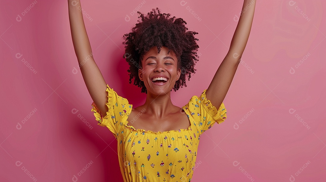 Mulher negra feliz tomando café, sorrindo, relaxamento, felicidade, diversão