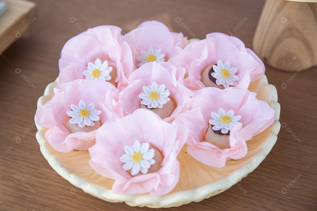 Doces de festa aniversário sobre uma tábua de madeira