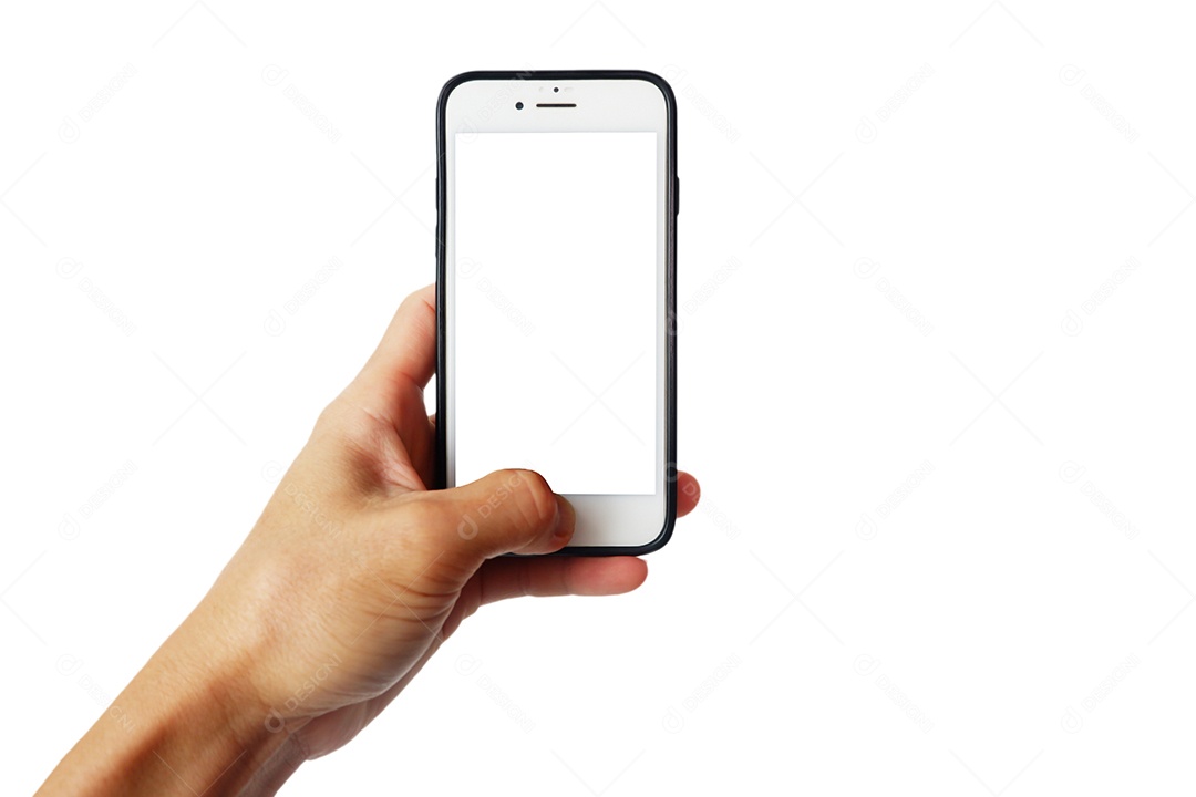 A mão do homem segurando um smartphone mostrado em um fundo branco