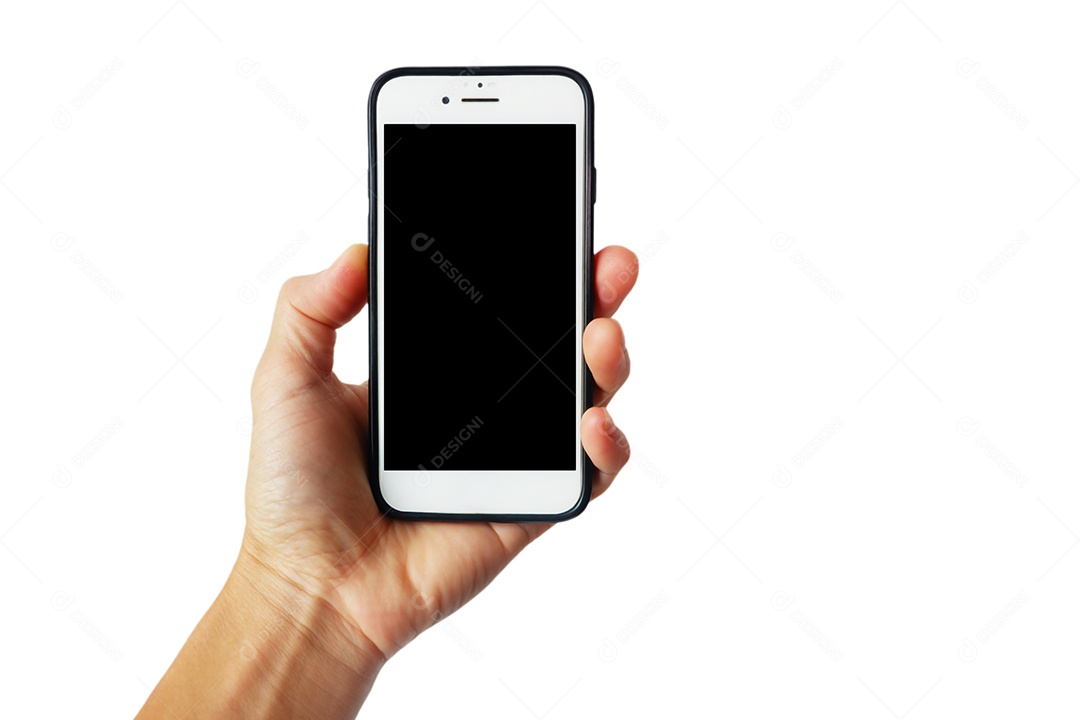 A mão do homem segurando um smartphone mostrado em um fundo branco