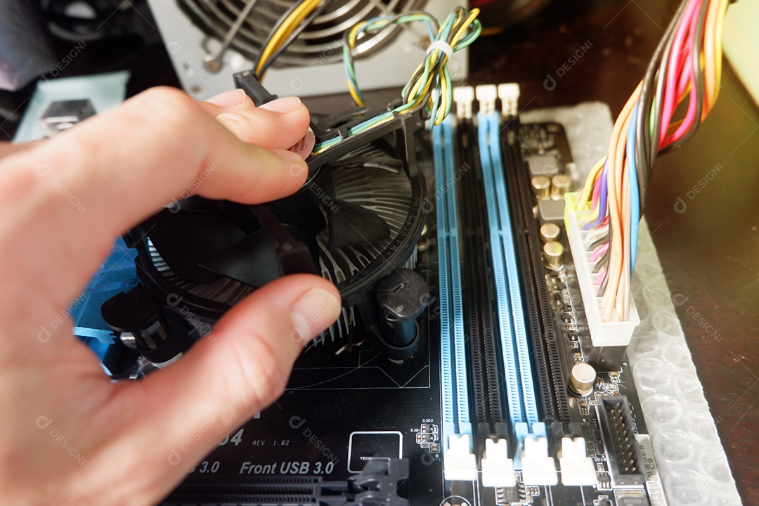 Mãos de homem instalando o ventilador do dissipador de calor da CPU