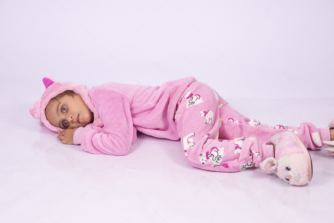 Linda garotinha usando pijama sobre fundo isolado