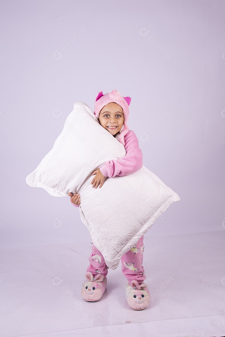 Linda garotinha usando pijama sobre fundo isolado