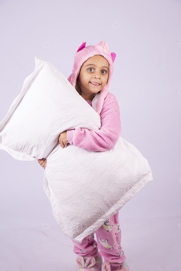 Linda garotinha usando pijama sobre fundo isolado