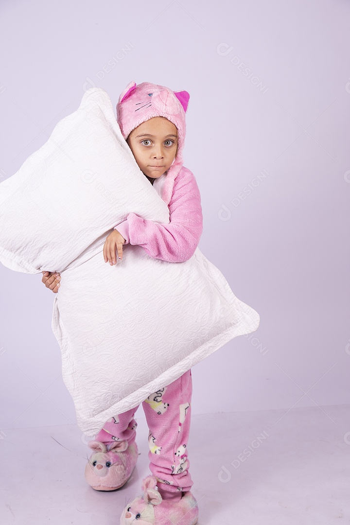 Linda garotinha usando pijama sobre fundo isolado