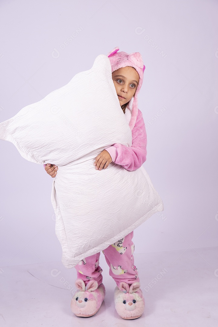 Linda garotinha usando pijama sobre fundo isolado