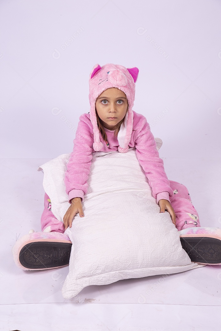 Linda garotinha usando pijama sobre fundo isolado