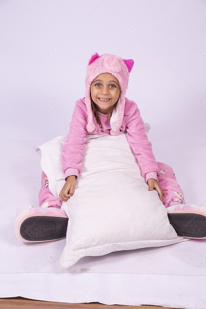 Linda garotinha usando pijama sobre fundo isolado