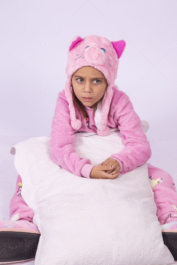 Linda garotinha usando pijama sobre fundo isolado