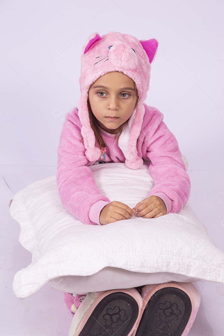 Linda garotinha usando macacão de coelho sobre fundo isolado