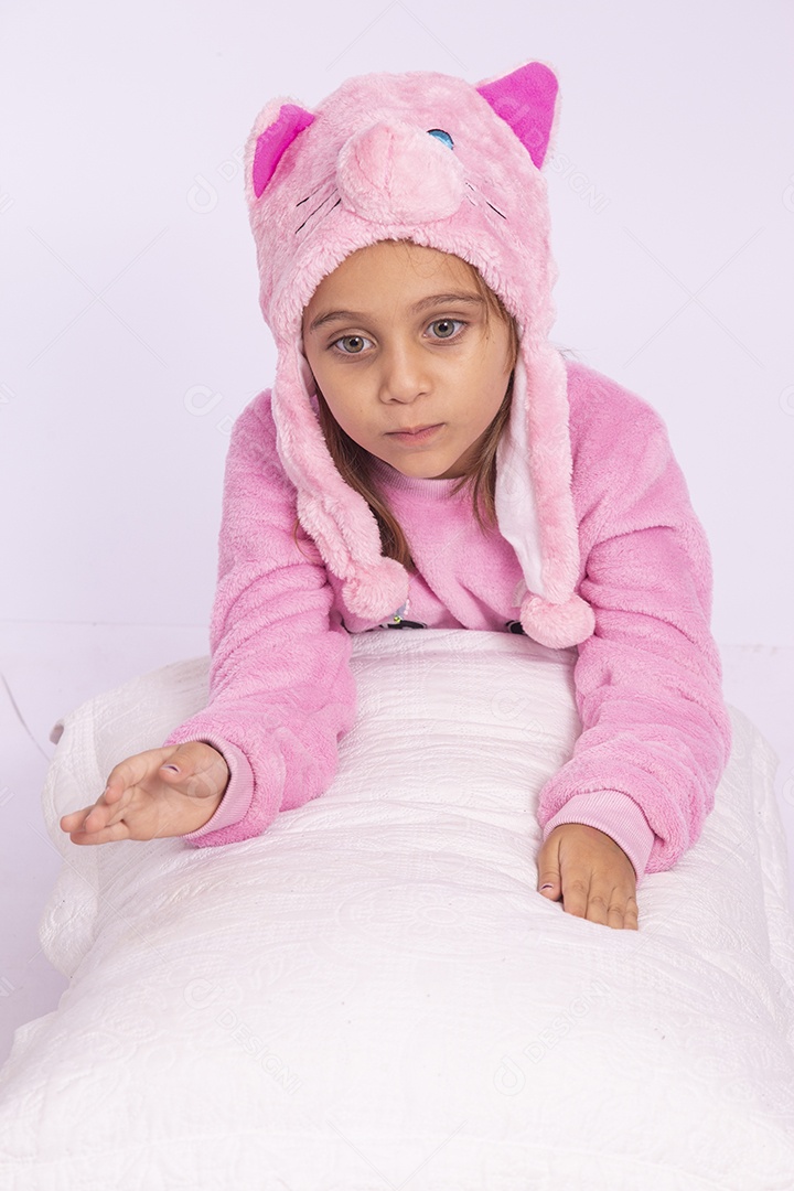 Linda garotinha usando macacão de coelho sobre fundo isolado