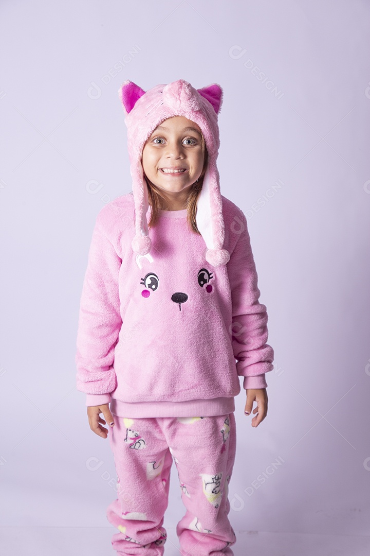 Linda garotinha usando pijama sobre fundo isolado