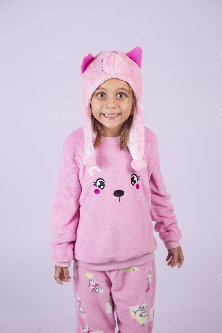 Linda garotinha usando pijama sobre fundo isolado