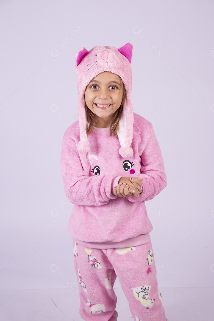 Linda garotinha usando pijama sobre fundo isolado