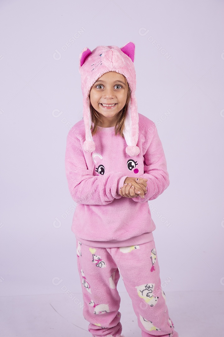 Linda garotinha usando pijama sobre fundo isolado