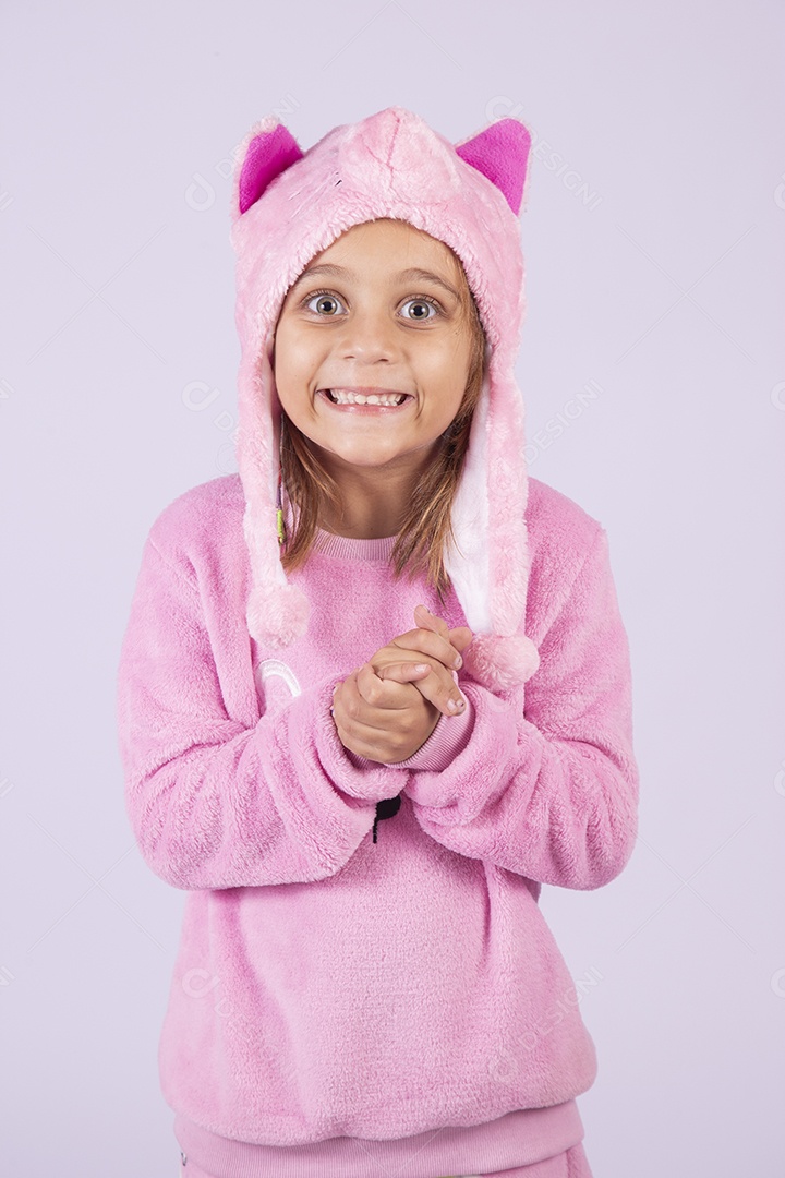 Linda garotinha usando pijama sobre fundo isolado