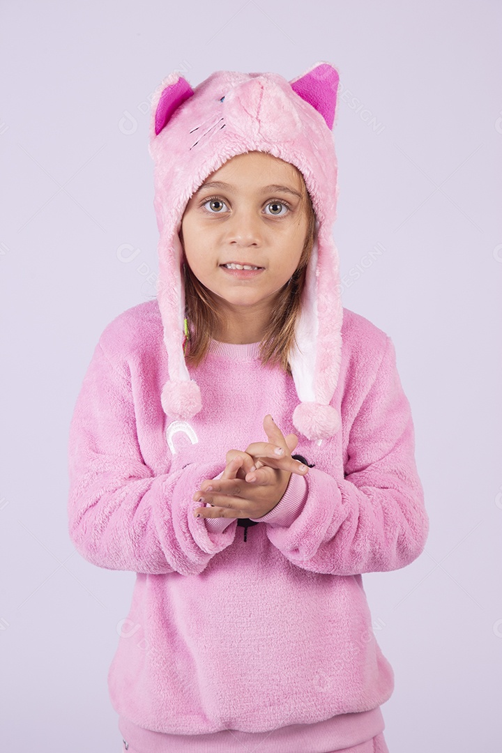 Linda garotinha usando pijama sobre fundo isolado