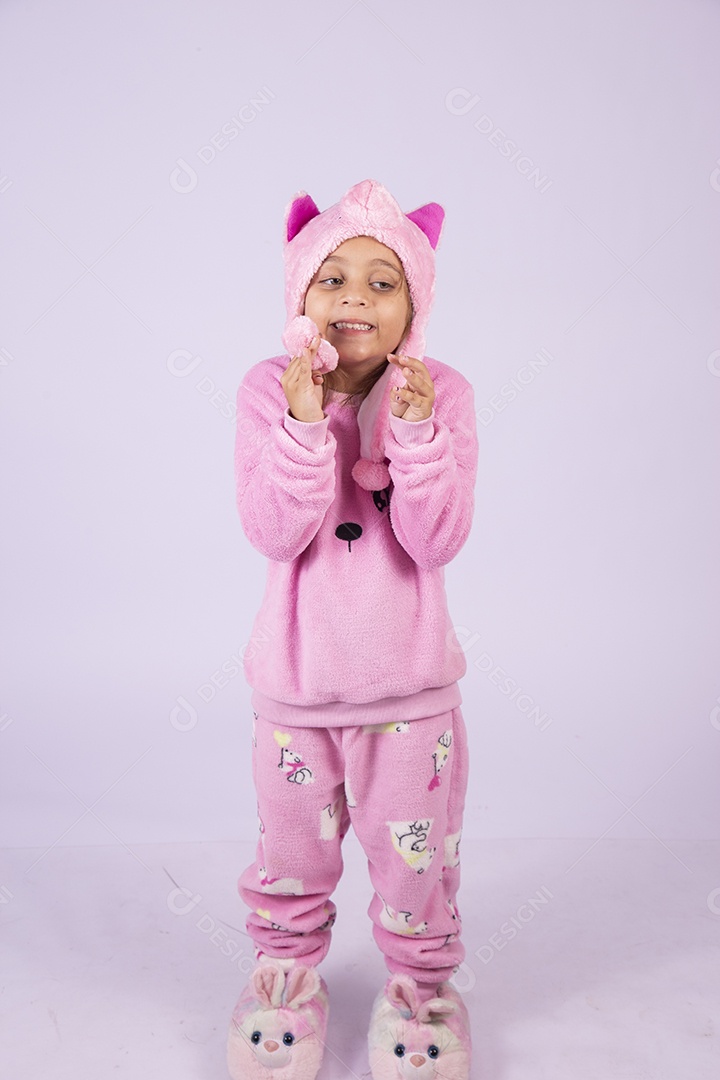 Linda garotinha usando pijama sobre fundo isolado