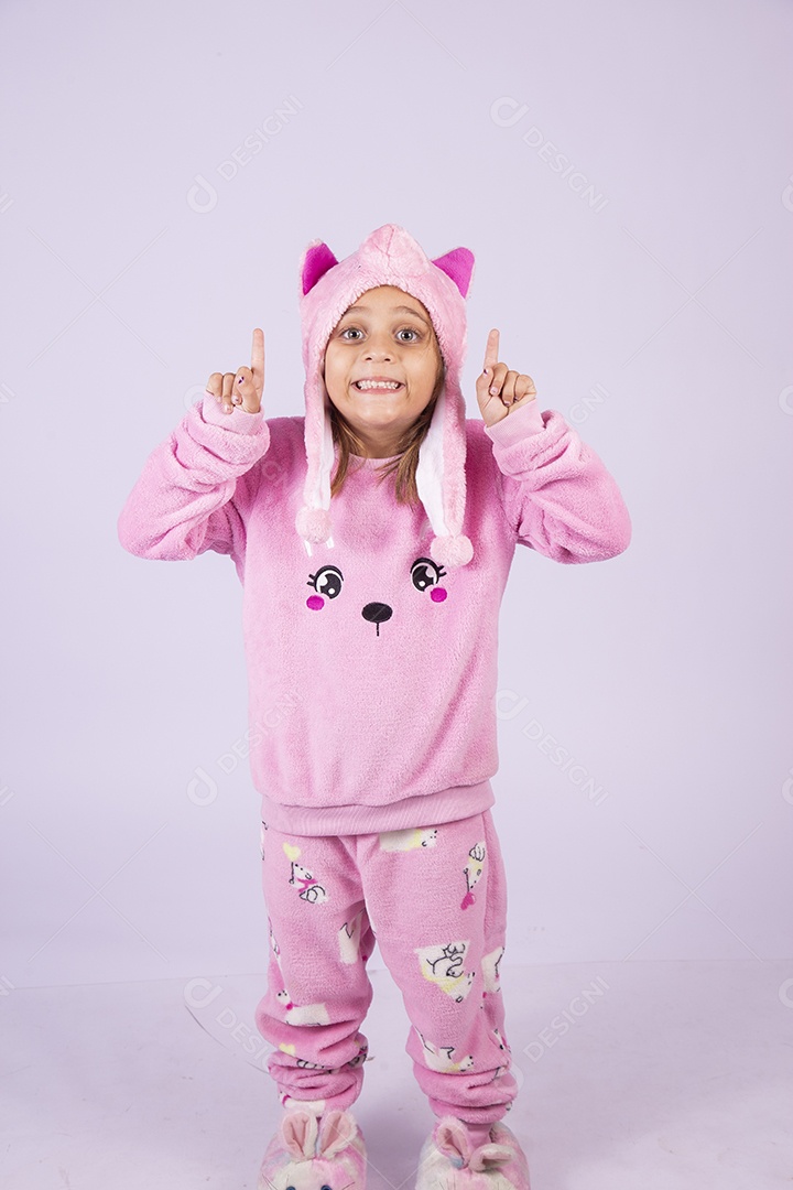 Linda garotinha usando pijama sobre fundo isolado