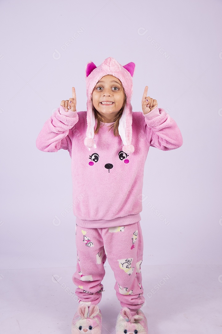 Linda garotinha usando pijama sobre fundo isolado