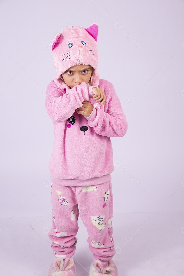 Linda garotinha usando pijama sobre fundo isolado